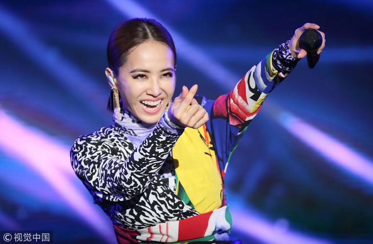 蔡依林对粉丝花式比心大秀美腿