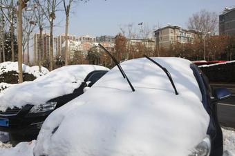 冬天下雪汽车被冻住了怎么办?
