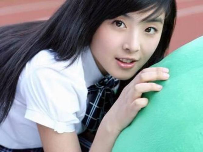 复出,然而张含韵陪人睡觉名单以及张含韵有一个干爹等负面消息又开始