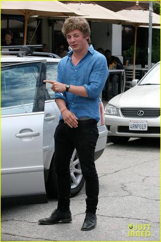 杰瑞米·艾伦·怀特 jeremy allen white的图片