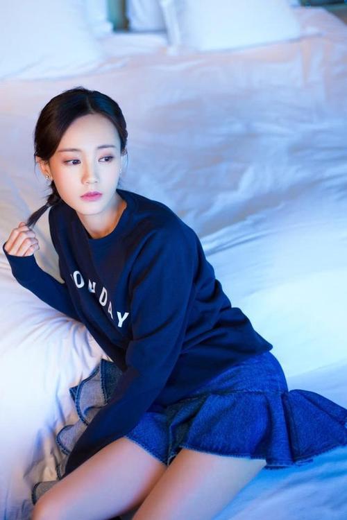 李一桐真敢穿!裙子短到只能遮住重点,网友:这腿真的撩到我了!