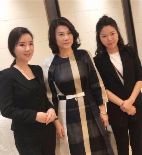 但当儿子长到2岁的时候,丈夫突然离世,留给董明珠的只有一条路,带着