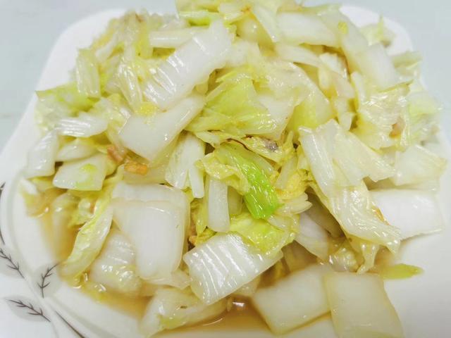 第九个菜大概就是我的救星了,一个清炒白菜,这个菜是我动筷子最多的菜