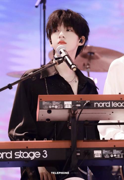 贺峻霖绝美照片:惊艳的舞台照