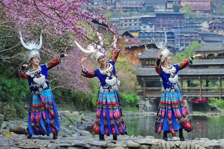 西江千户苗寨春意盎然,苗族姑娘花间引人入胜