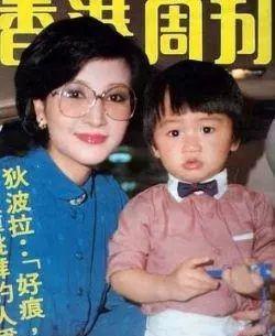 谢霆锋的妈狄波拉头上顶的是"为夫偿债意外产子",谢霆锋的爸谢贤