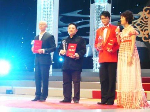 王汝刚,舒悦,吴爱艺表演"白相笑世界"