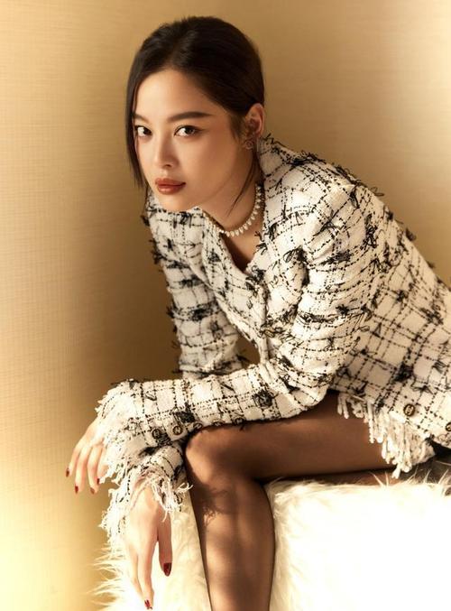 辛芷蕾原装身材太迷人,短裙 丝袜性感又风情,大长腿实力抢镜