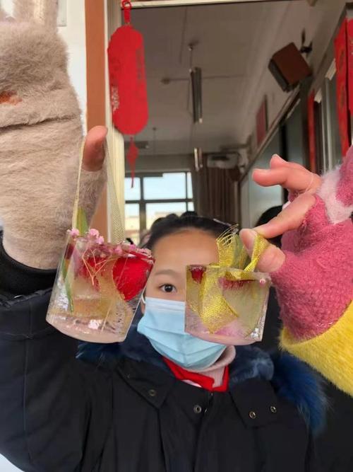 做冰花冰灯,玩冰,今天甬城学校里欢乐多