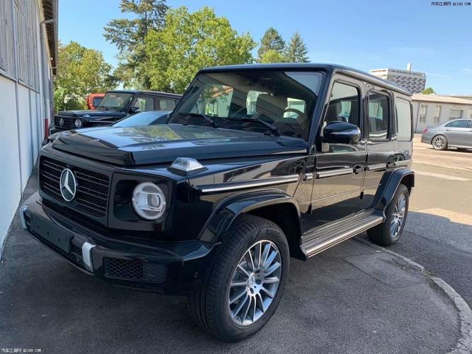 奔驰g350d,这款车的出现也是进一步拉低了奔驰这一级的价格.