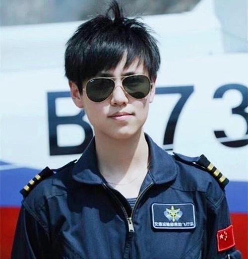 最帅女飞行员宋寅中国首位女搜救机长她的传奇被拍成电影