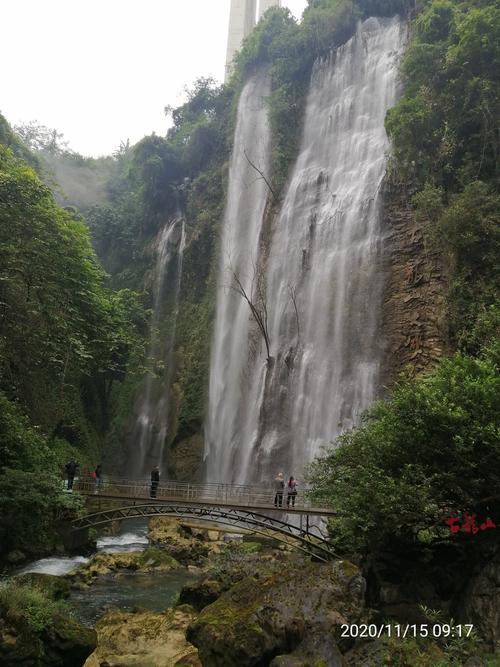 如果德天第一跨国大瀑布以宽宏雄伟壮观而闻名,那么古龙山大峡谷瀑布