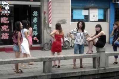 发廊女街头强拉客人(组图)