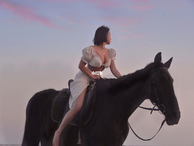 肯豆同款海边骑马照夕阳黑马