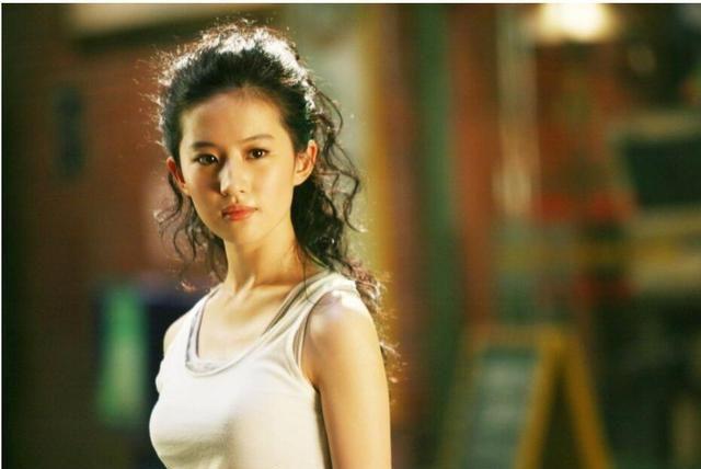 看看刘亦菲刚出道时候的照片再看看现在的照片果然是明艳动人