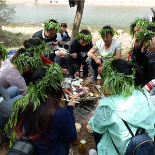 凉山会东:万人欢聚"斗清明" 推行文明祭祀新风尚