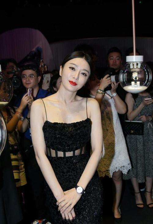 秦岚的裙子穿得有点危险就靠两根细带吊着不过挺降温