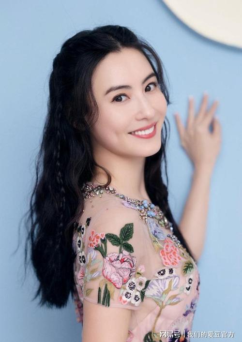 张柏芝生日派对照曝光,一袭粉色刺绣连衣裙,像个下凡的花仙子