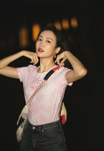 简介:王鸥牛仔热裤性感甜酷写真图片,分享一组王鸥图片给大家,图中的