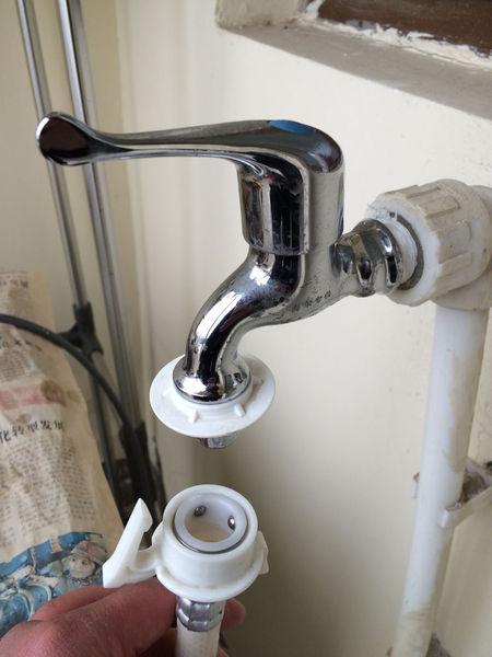 怎么把这个洗衣机的水管跟水龙头接上去?