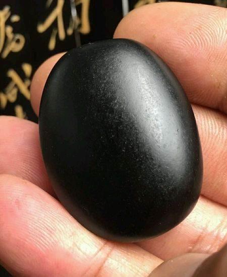 新疆和田玉籽料万年黑油皮.