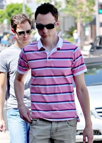 《生活大爆炸》:耳朵正式出柜 携男友走过十年   