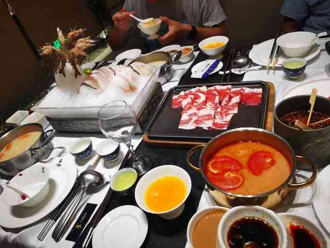红鼎豆捞宝丰店是新店装修比起卓尔店还是有得一拼的楼下有单独的直达