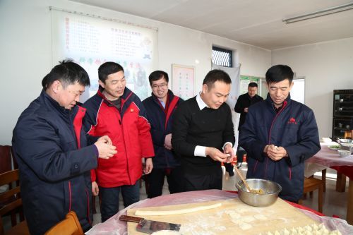 横山采油厂厂长和一线职工一起包饺子共庆佳节