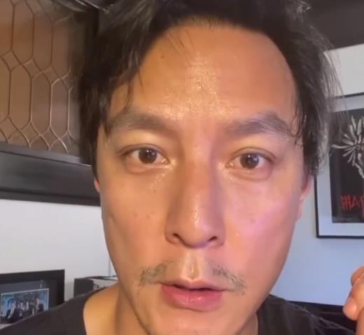 45岁吴彦祖晒自拍视频,面容沧桑,满脸虚汗,发际线后移严重_手机搜狐网