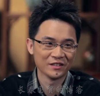 近日,有网友在微博中曝光了著名小品演员蔡明的儿子丁丁的照片