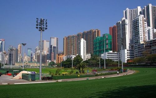 跑马地的赛马场地,由一片… 位于湾仔及铜锣湾的之间,香港第一个赛马