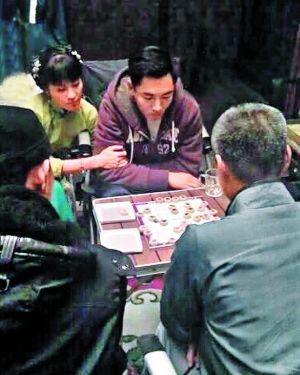 叶璇日前被偷拍到在片场休息时,旁若无人般跷着李东学的臂弯,陪他下棋