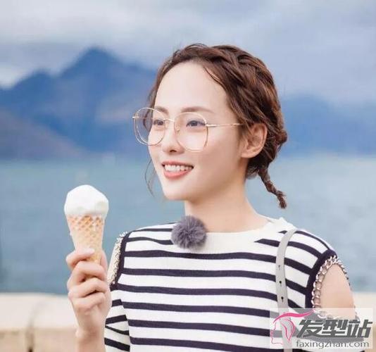 短发麻花双马尾造型也特别少女,可以参考张嘉倪,想要甜美造型的短发