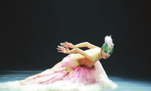 她是一个舞蹈精灵为了艺术她终身不育她模仿了孔雀开屏