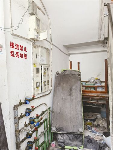 记者直击民房消防安全隐患户外逃生梯变成晾衣架