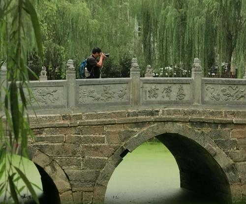 惠济古桥千年历史,整个桥面石头,栏杆花纹,桥空上字体纹路清晰,原始