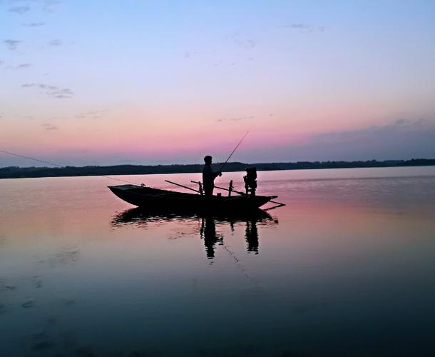 6日早上日出前划着船在灌河口与白河交汇处用路亚在船上钓鱼的美景.