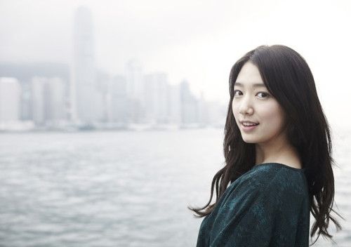 2001年,11岁的朴信惠拍摄了李承焕的第一部mv《爱吗》.