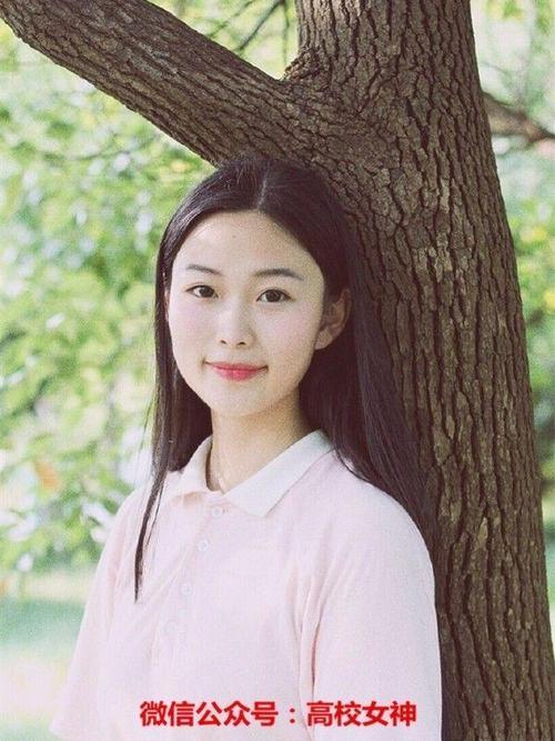 中国传媒大学南广学院播音主持专业16级,身高173, 微博:@周丽颖mutig