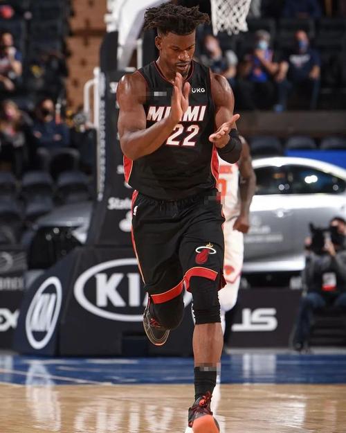 近日,吉米·巴特勒在 nba 赛场上脚了一双 李宁驭帅    低帮 pe黑红