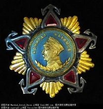 纳希莫夫勋章整章呈十角星形,对角距离为56mm.