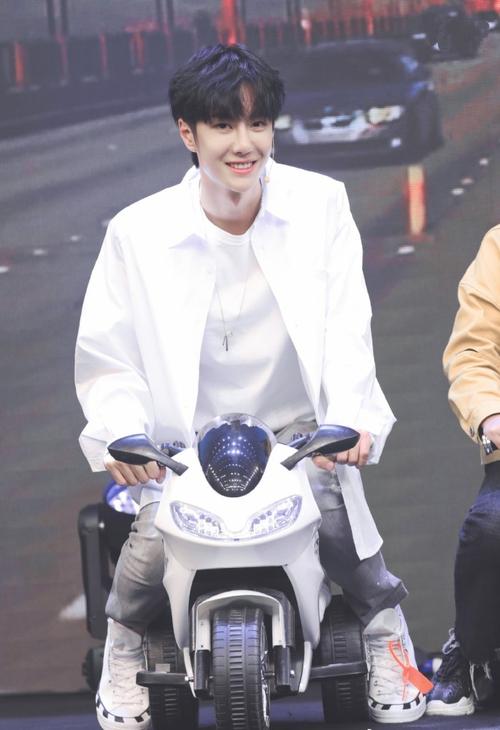 王一博骑小摩托上台,长腿无处安放反差萌,网友:你很酷,但不影响你搞笑