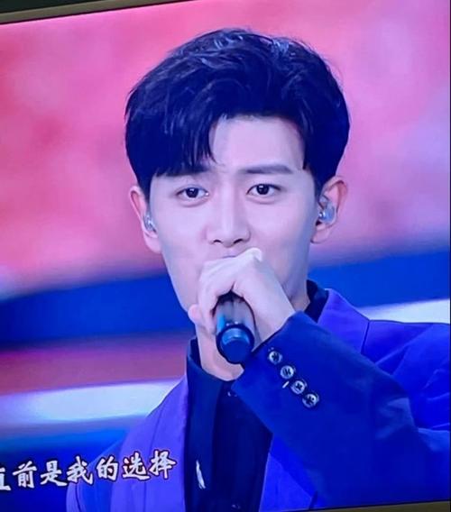 任嘉伦献唱国庆晚会台下紧张整理耳麦央视镜头下皮肤亮了