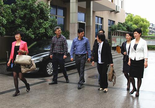 王启宇孙女王培蒂女士到定海五中参观访问