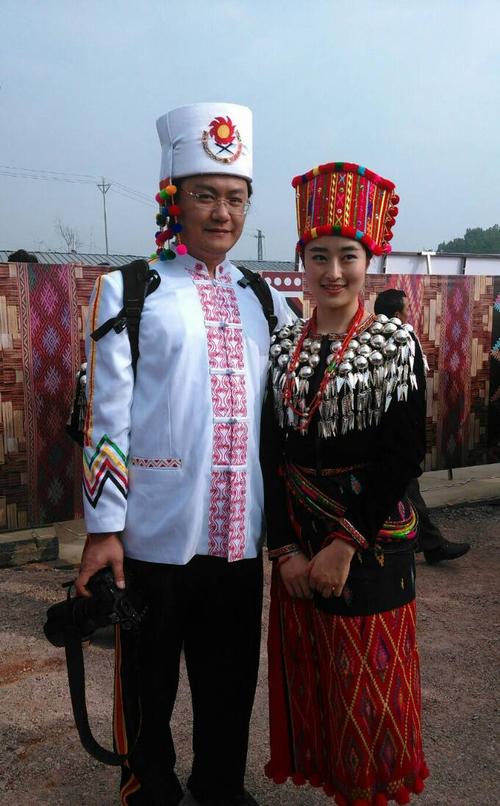这是景颇族的一对青年恋人,参加目瑙纵歌文化节的开幕式.