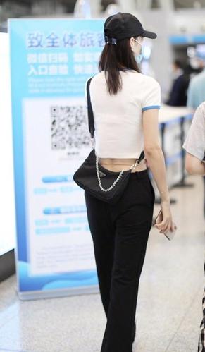 金晨好身材就是任性,短袖t恤搭配黑色长裤,露出了纤细
