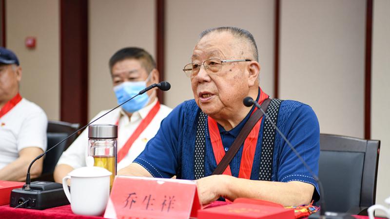 卢斌,丰帆等领导向20名老党员代表颁发"光荣在党50年"纪念章;乔生祥