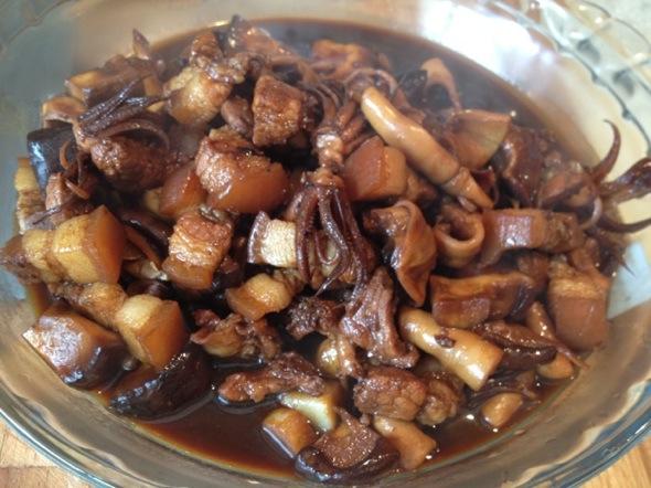  p>五花肉炖鱿鱼是一道由鱿鱼等为主要食材做成的菜品,属于家常菜.