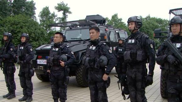 特警力量:特警队紧急出动,却发现罪犯持有制式武器,这下玩大了