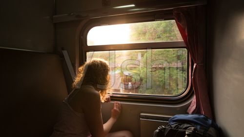 乘火车旅行,旅行中的女人看着窗外._1920x1080_高清
